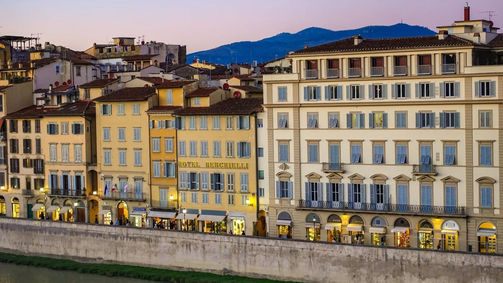 Ponte Vecchio View Luxury Apartment Florence