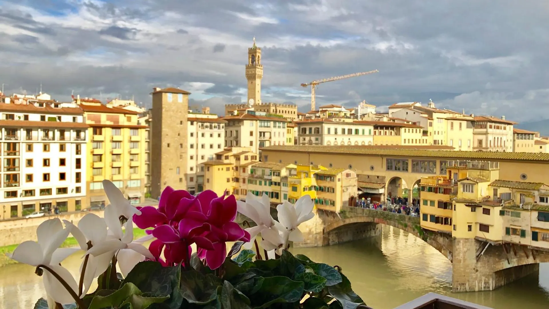 Ponte Vecchio View Luxury Apartment Florence